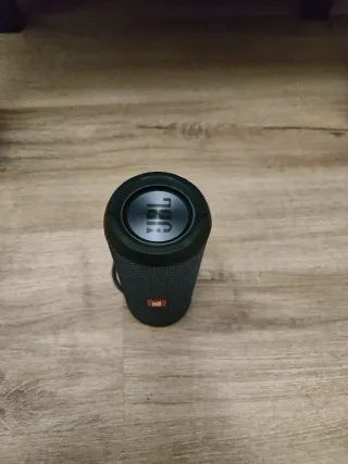 Altavoz JBL Flip en buen estado.