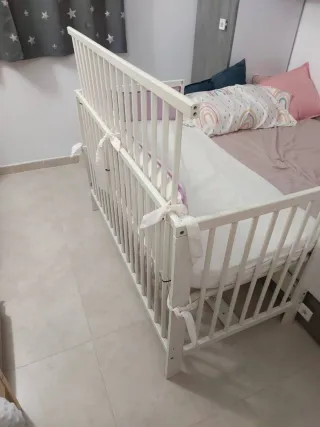 Cuna Gulliver IKEA blanca. La hemos hecho colecho.