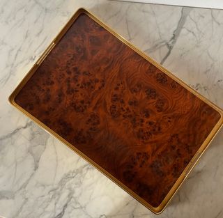 Vassoio in legno con bordi dorati