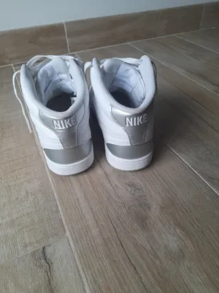 Zapatillas Nike Blancas y Plateadas