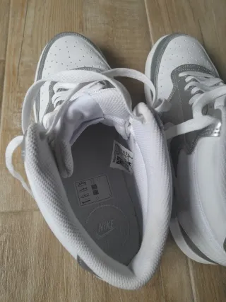 Zapatillas Nike Blancas y Plateadas