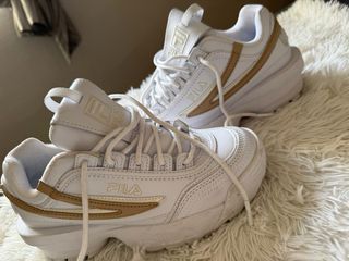 Zapatillas Fila Blancas y Doradas