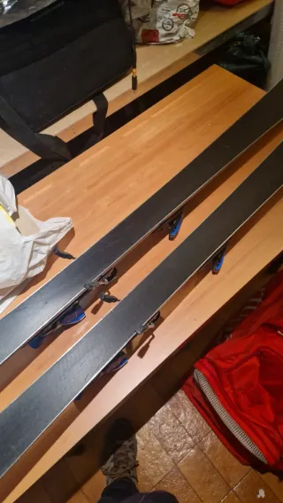 Esquís con fijaciones Salomón