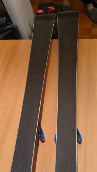 Esquís con fijaciones Salomón