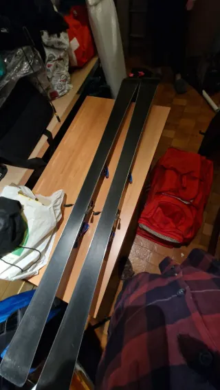 Esquís con fijaciones Salomón