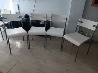 Sillas de plástico blancas y grises