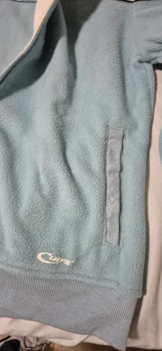 Sudadera polar azul y blanca