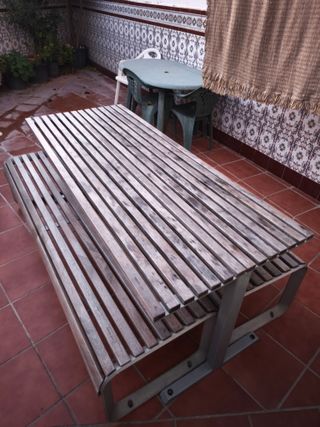 Mesa de madera y metal para exterior