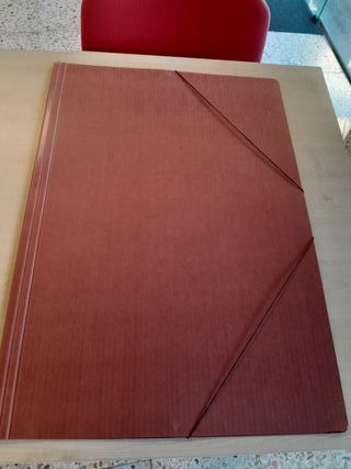 Carpeta A2 cartón con gomas