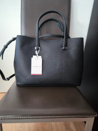 Bolso Tommy Hilfiger TH Emblem Satchel Negro