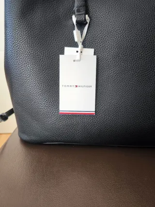 Bolso Tommy Hilfiger TH Emblem Satchel Negro