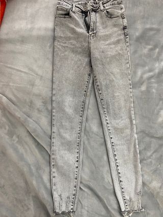 Pantalón vaquero gris