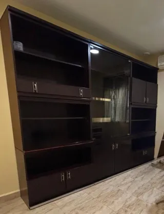 Mueble de salón con vitrina