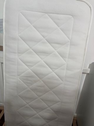 Cuna y colchón para bebé