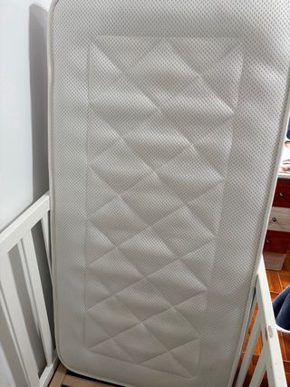 Cuna y colchón para bebé
