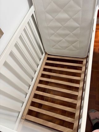 Cuna y colchón para bebé