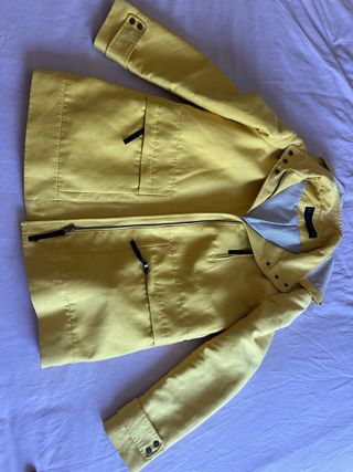 Chubasquero amarillo Zara