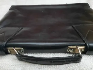 Maletín vintage en cuero cosido