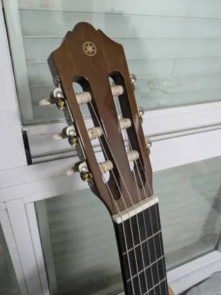 Guitarra Clásica Yamaha C40 + Soporte