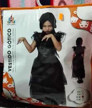 Vestido gótico negro con volantes