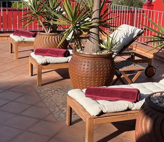 2 x Tumbonas de Madera con Cojín y 2 x mesillas.