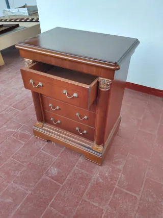 Dormitorio (cama sin colchón y 2 mesillas)