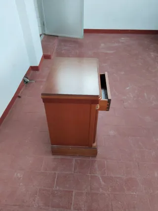 Dormitorio (cama sin colchón y 2 mesillas)