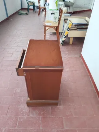 Dormitorio (cama sin colchón y 2 mesillas)