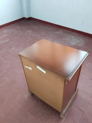 Dormitorio (cama sin colchón y 2 mesillas)