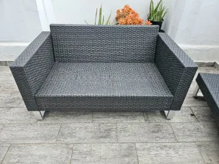 Sofá 2 plazas y mesa centro de ratán gris impoluto