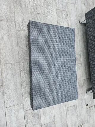 Sofá 2 plazas y mesa centro de ratán gris impoluto