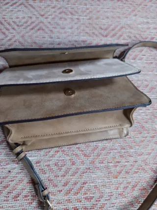 Bolso bandolera beige y marrón