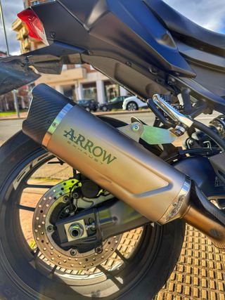 Escape Titanio Yamaha MT-09 (2025) – Solo 5.000km