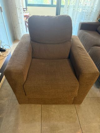 Sillón de tela marrón