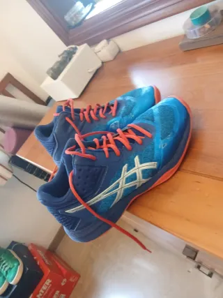 Zapatillas Asics Azules y Rojas