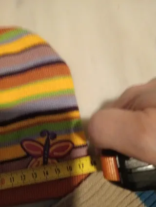 Bufanda y gorros de lana a rayas