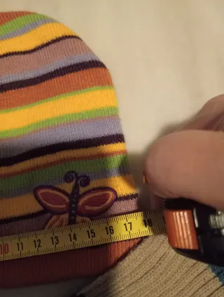 Bufanda y gorros de lana a rayas