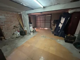 Casa con almacen individual.