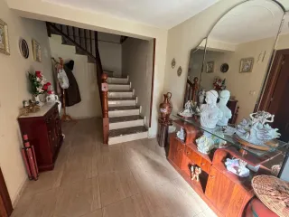 Casa con almacen individual.