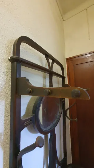 Perchero antiguo con espejo y paragüero
