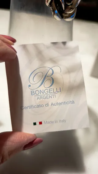 Vaso in vetro con rosa applicata