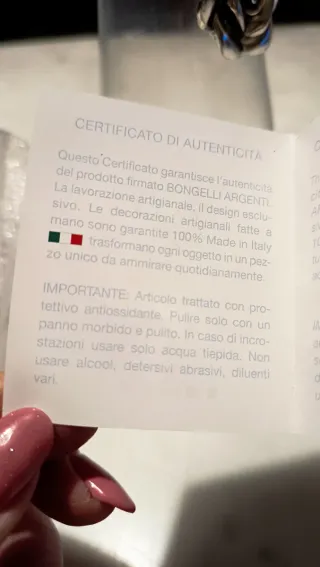 Vaso in vetro con rosa applicata