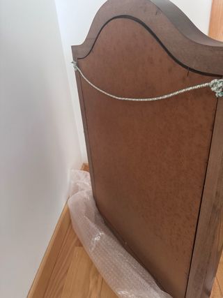 Espejo de madera con marco curvo