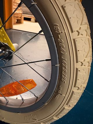 Bicicleta infantil amarilla con cesta ,NUEVA .