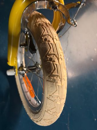 Bicicleta infantil amarilla con cesta ,NUEVA .