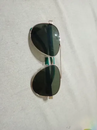 Occhiali da sole verdi e argento