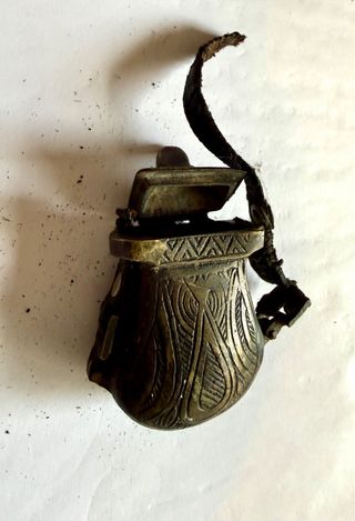 Polvera de bronce antigua