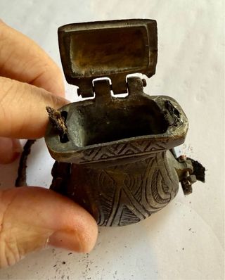 Polvera de bronce antigua