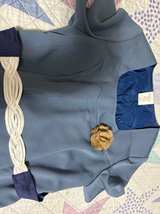 Vestido azul con volantes y flor