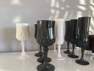 Copas de cristal negro y rojo